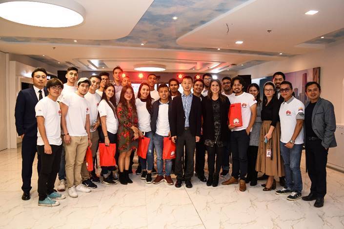 estudiantes de Cloud Computing en Colombia reunidos